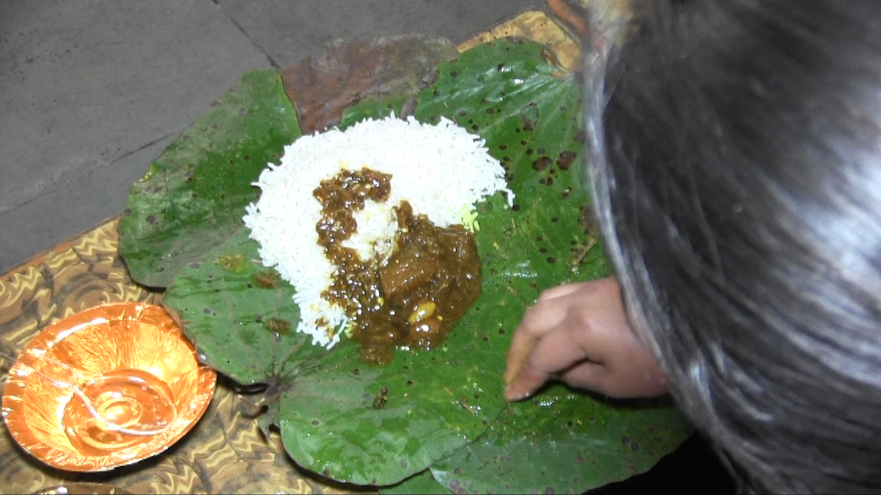 Food served on leaves in Dham