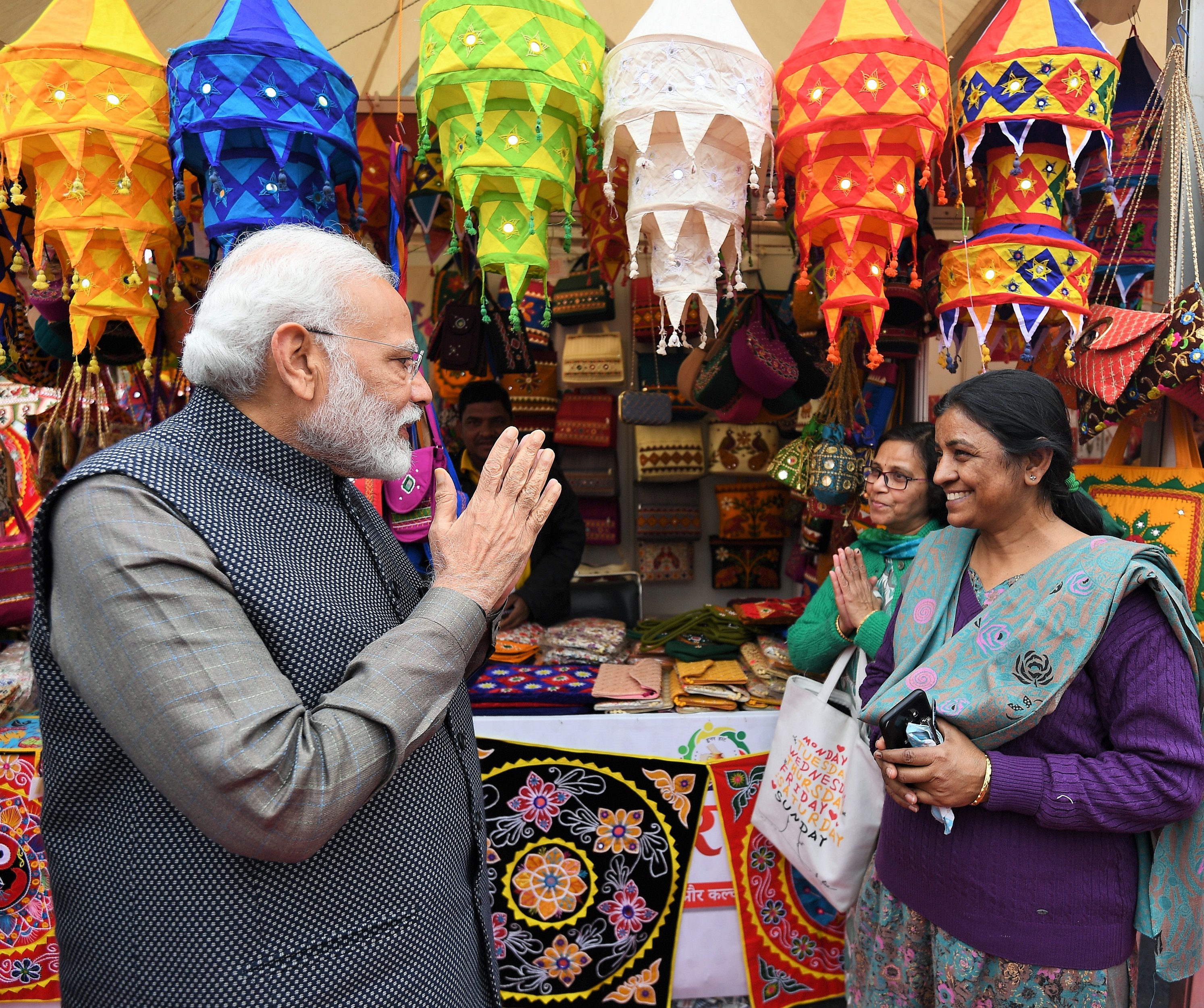 लोगों से मिलते पीएम मोदी