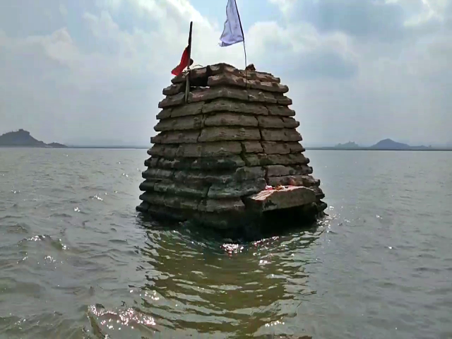 shiva mandir situated in middle of  Dudhwa Dam dhamtari