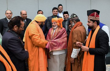 PM hands over 'chadar' for Ajmer Sharif dargah