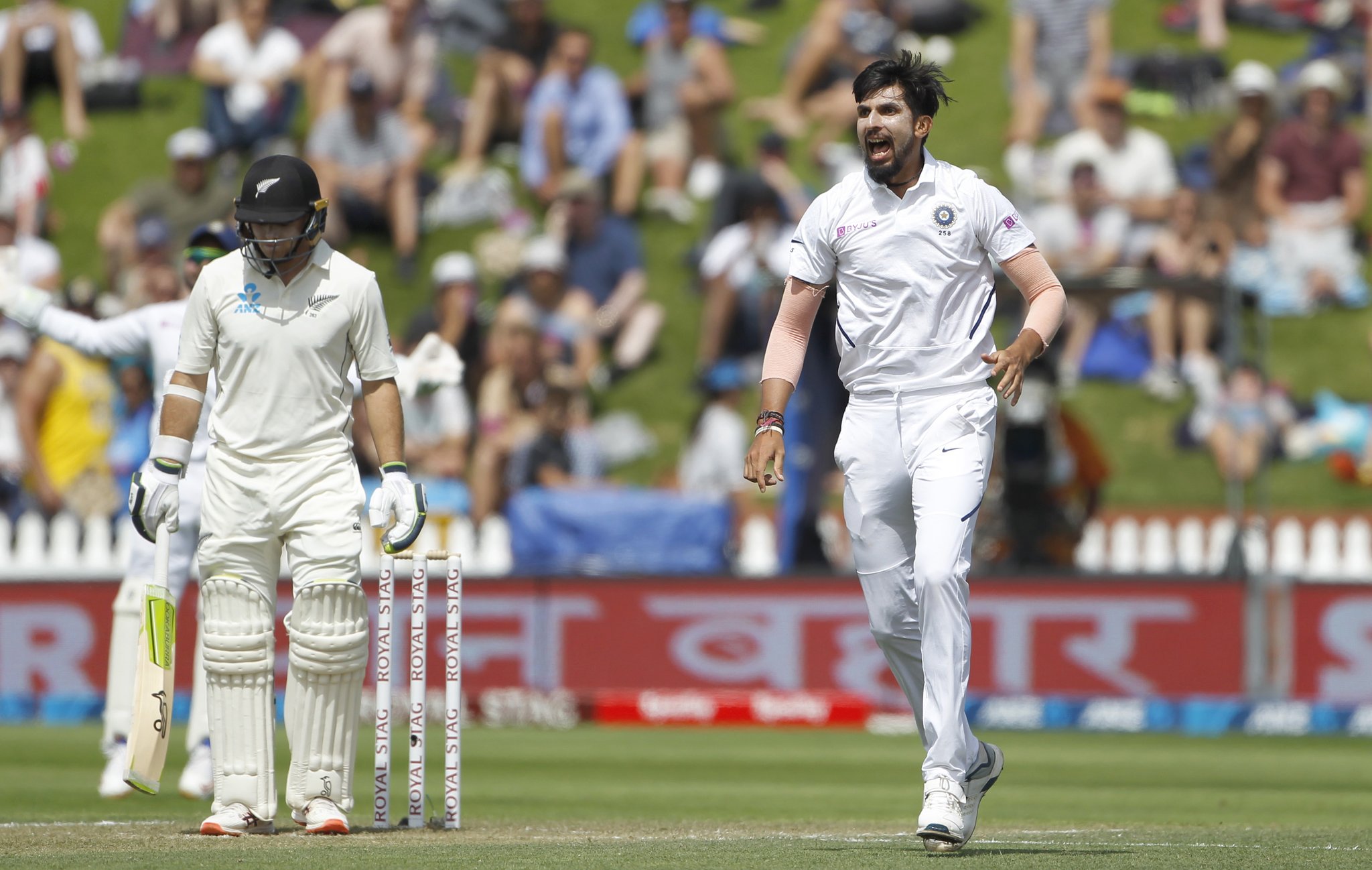 india-vs-new-zealand-1st-test-ishant-sizzles-williamson-dazzles-on-an-intriguing-second-day