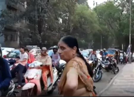 woman scolds footpath bike rider in pune