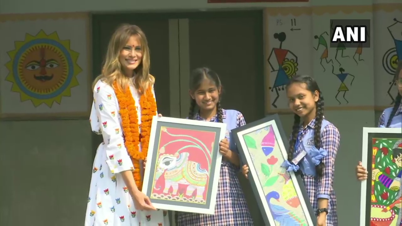 ফাৰ্ষ্ট লেডীক নিজ হাতেৰে অঁকা ছবি উপহাৰ দিলে দিল্লীৰ ছাত্ৰীয়ে