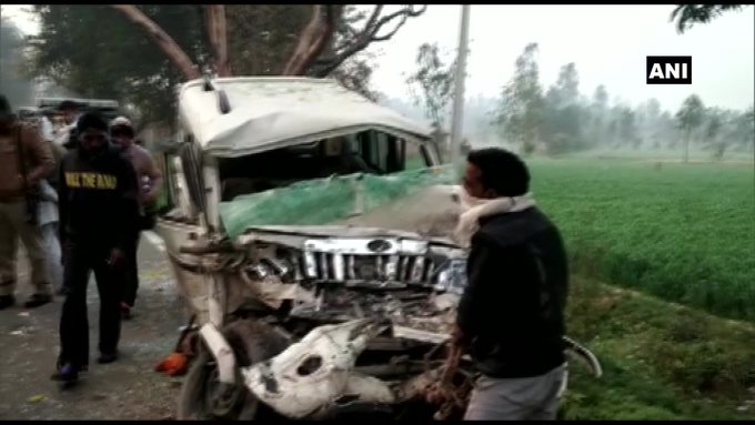 Rampur: Five dead in a collision between a car & a bus in Shahabad