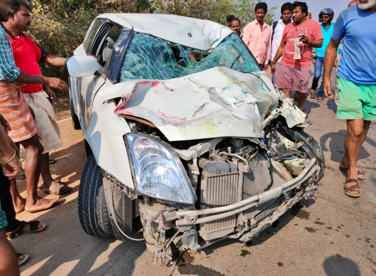 the-collision-between-the-lorry-and-the-car-davanegere