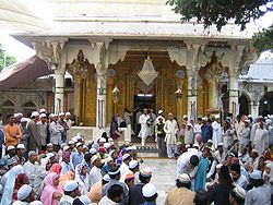 decoration-with-sparkling-lights-in-khwaja-moinuddin-hasan-chishtis-dargah