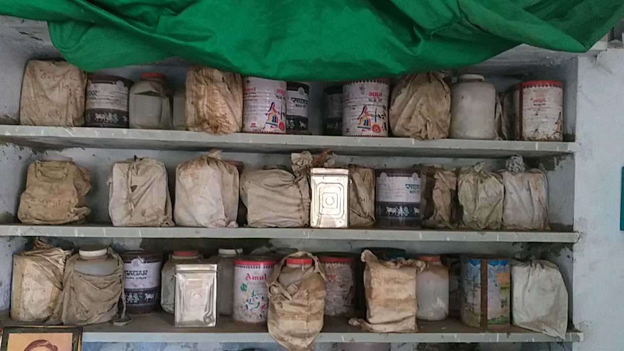 Those entering the facility are greeted with tins/cans, containing ashes of deceased along with name-labels for easy identification.