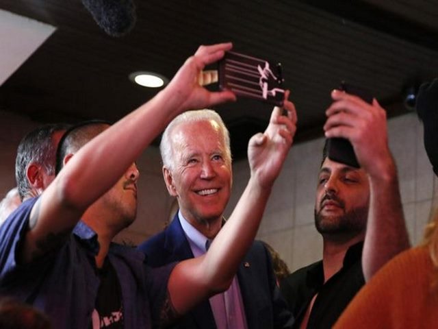 ரசிகர்களுடன் செல்ஃப் எடுக்கும் ஜோ பிடன், joe biden