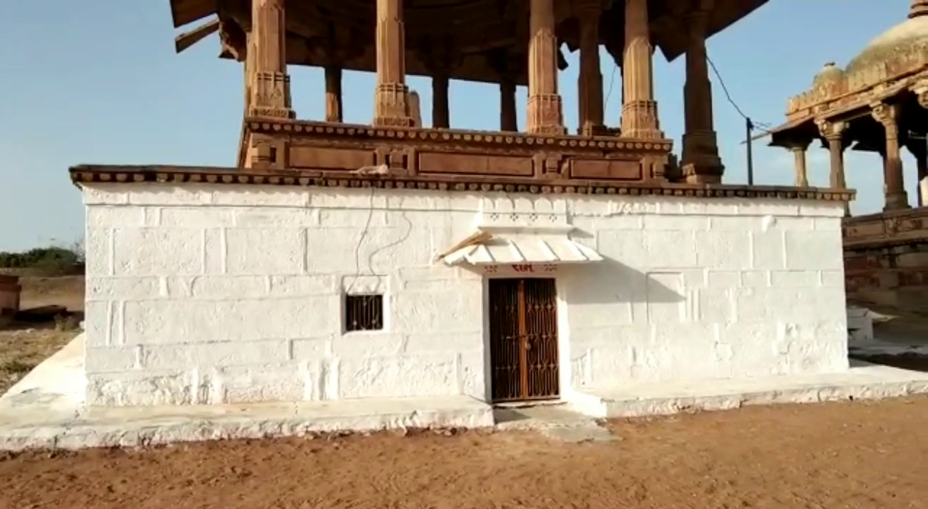 आसोप में नौसर तालाब, आसोप में बनी छतरियां, Nausar Pond in Asop