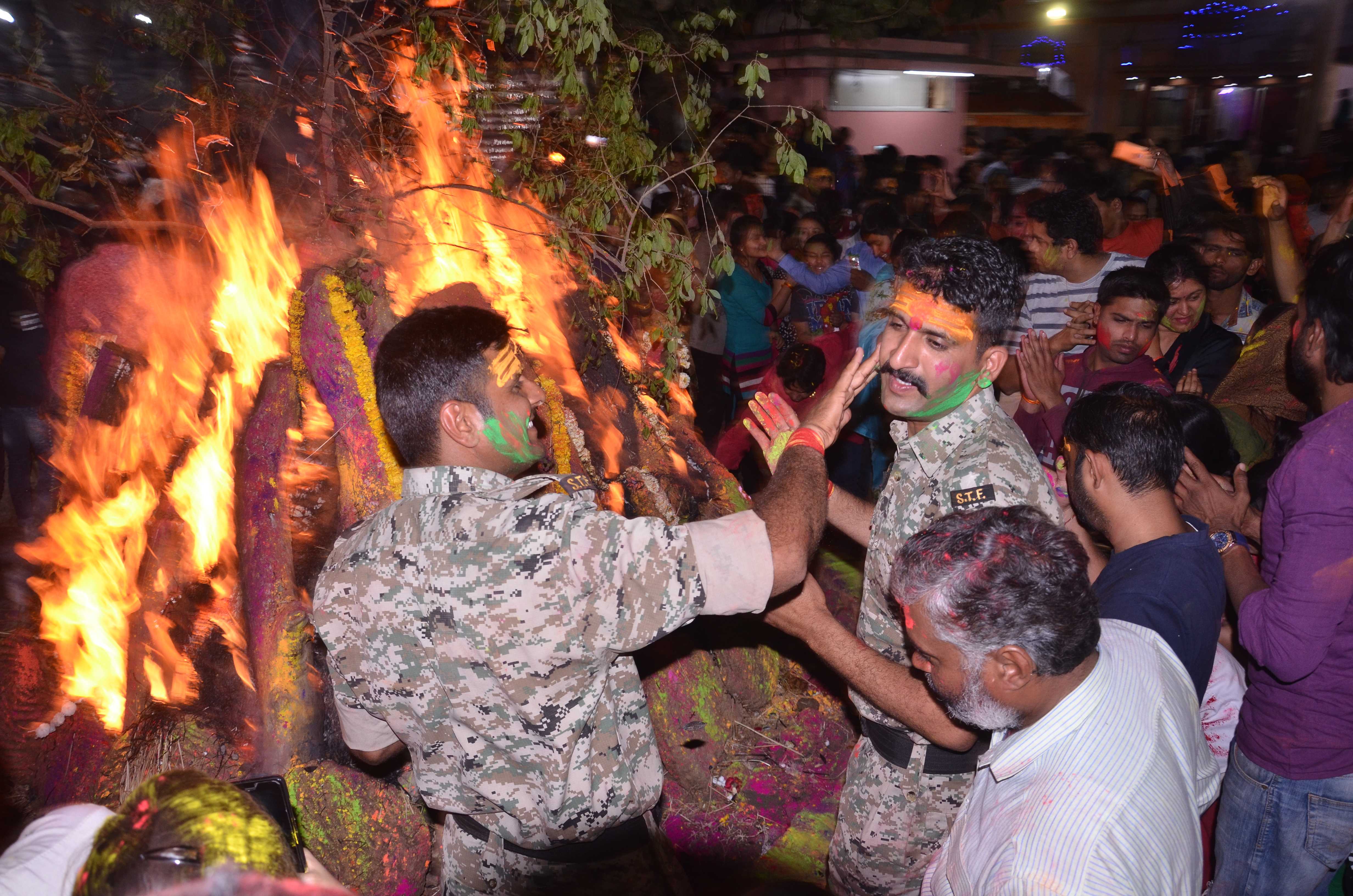 Holika Dahan takes place after Aarti