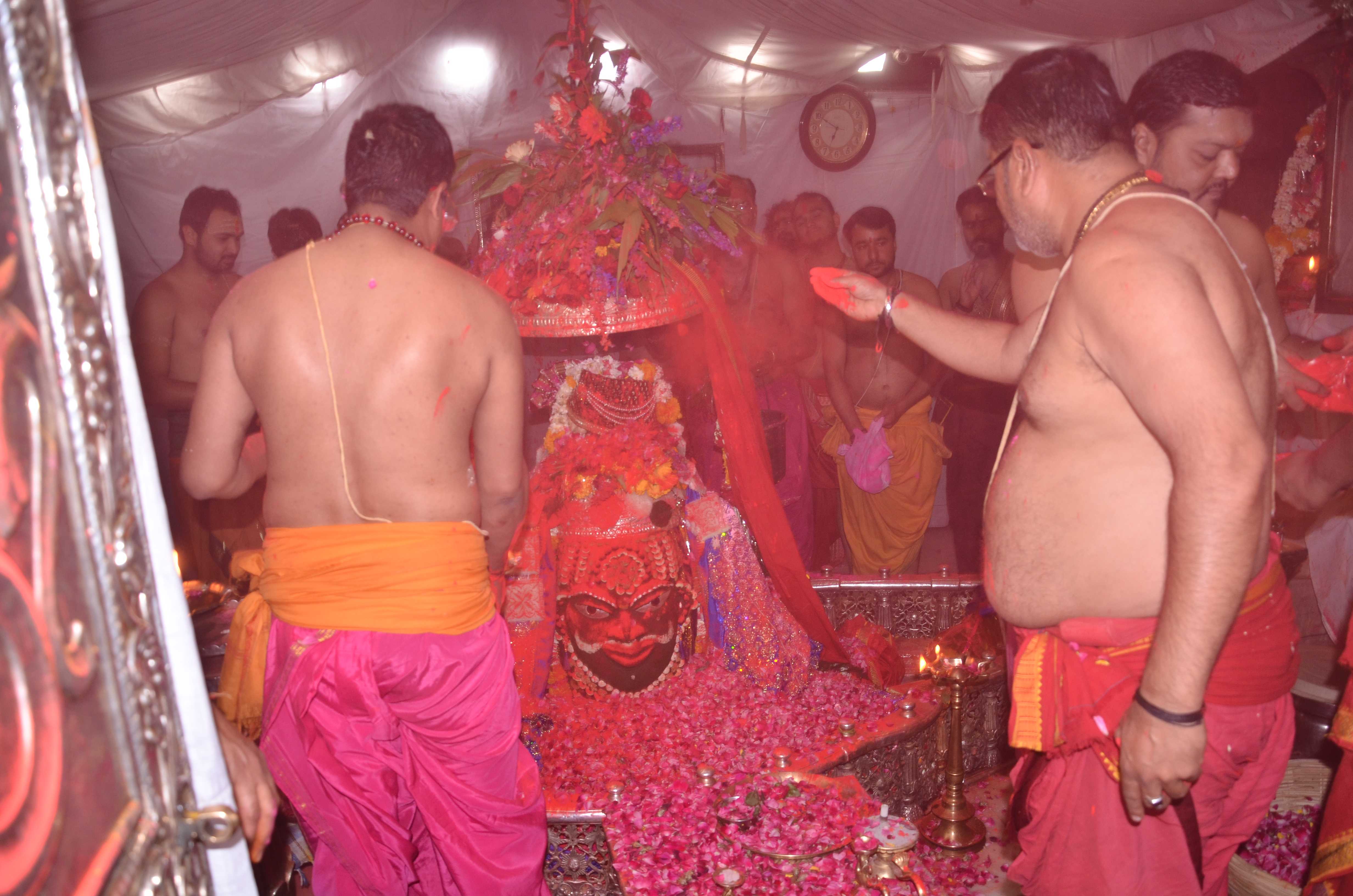 Baba climbs to Mahakal