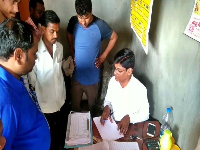 Investigation and raids in the ration shops of Orange in raipur