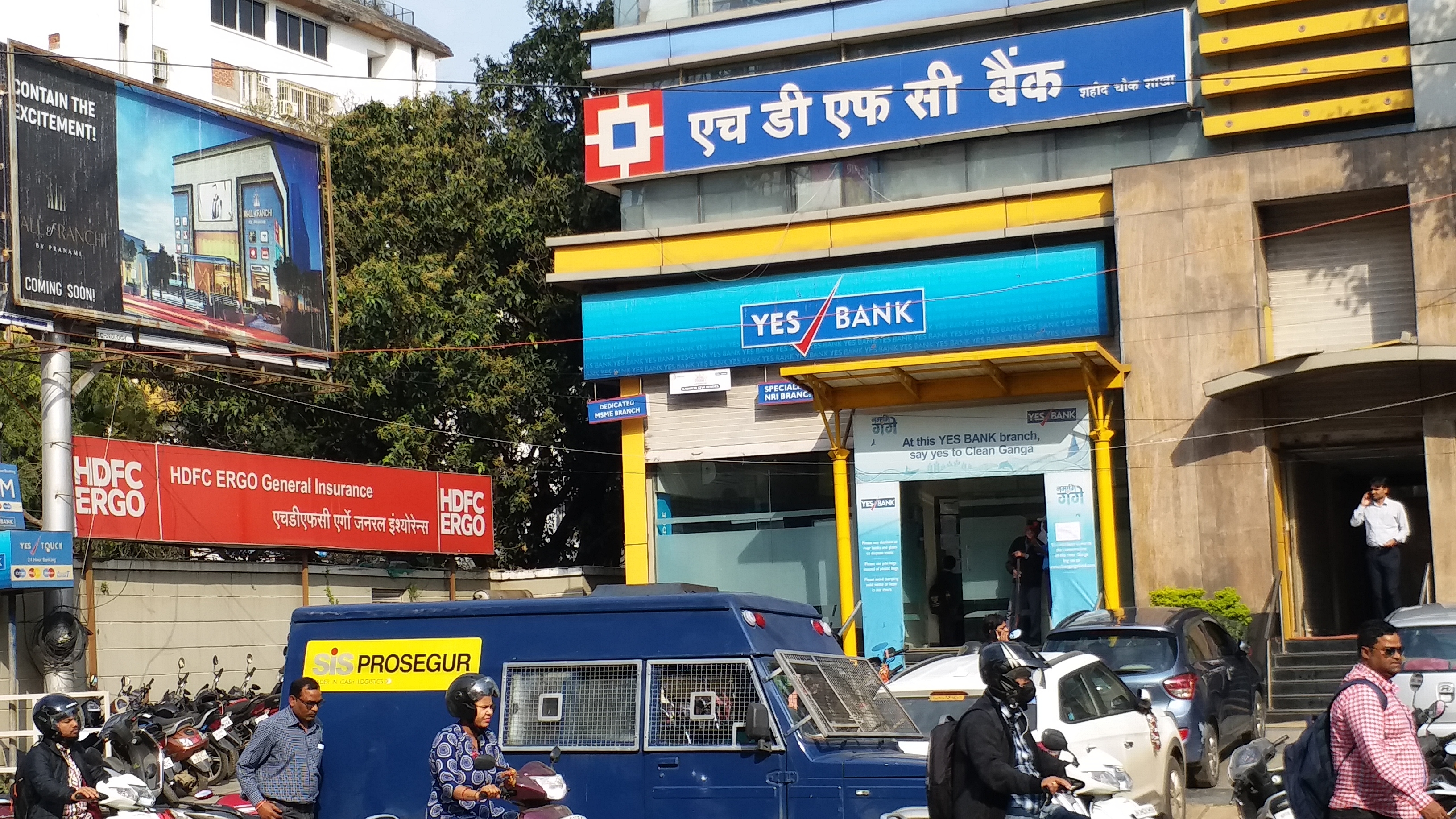 Police deployed in Yes Bank in Ranchi
