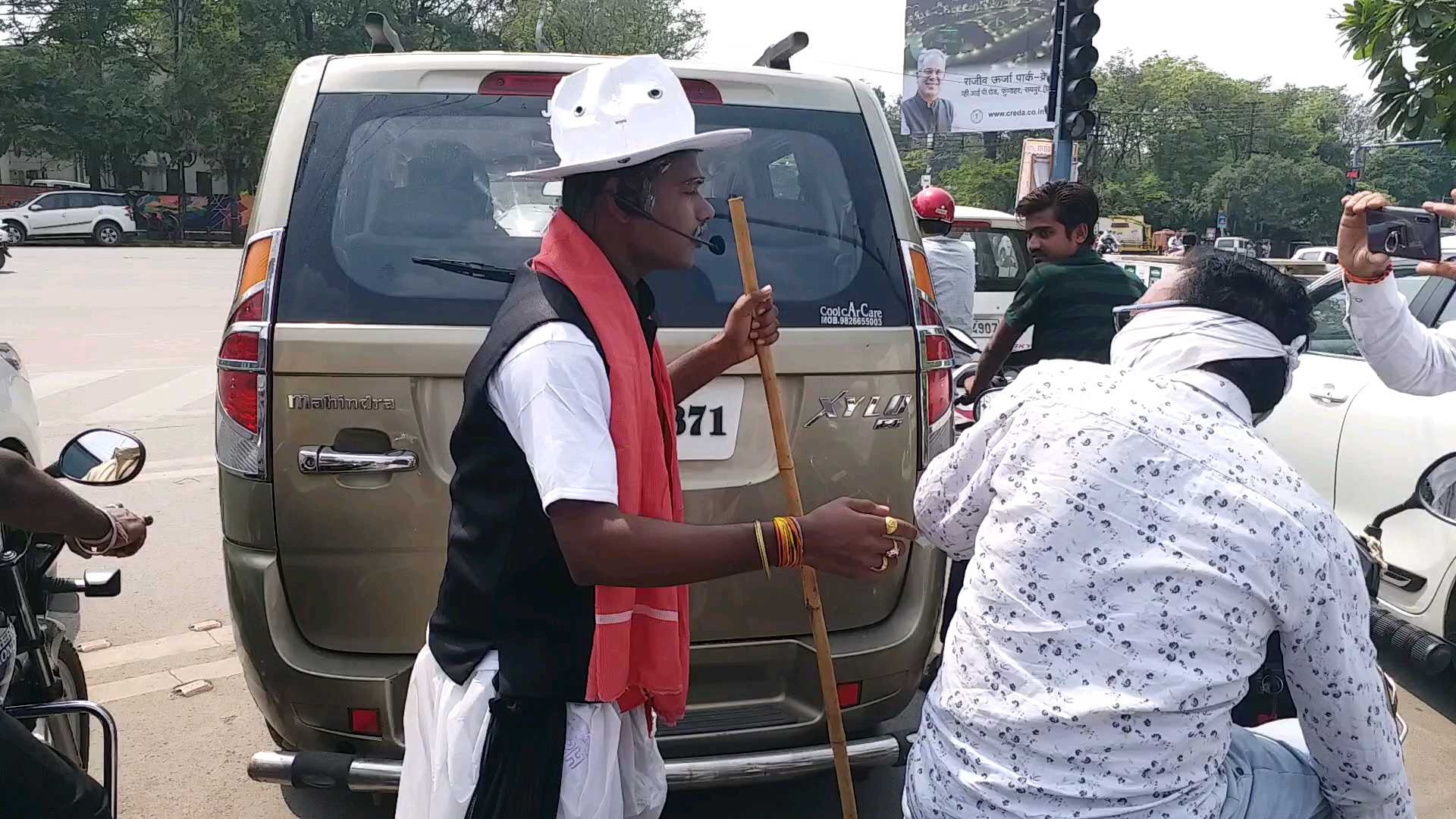 Traffic jawans are changing the costumes to make people aware