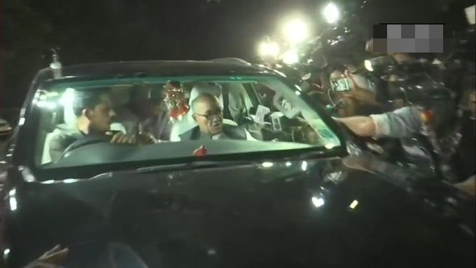 Congress leader Digvijaya Singh arrived at the residence of CM Kamal Nath