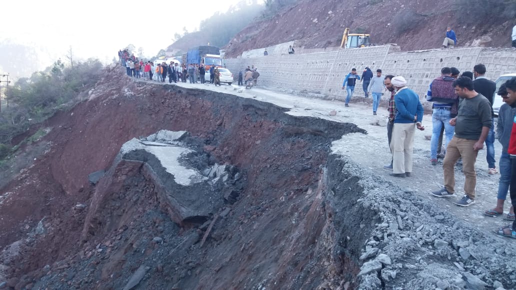 srinagar - jammu national highway closed for the traffic