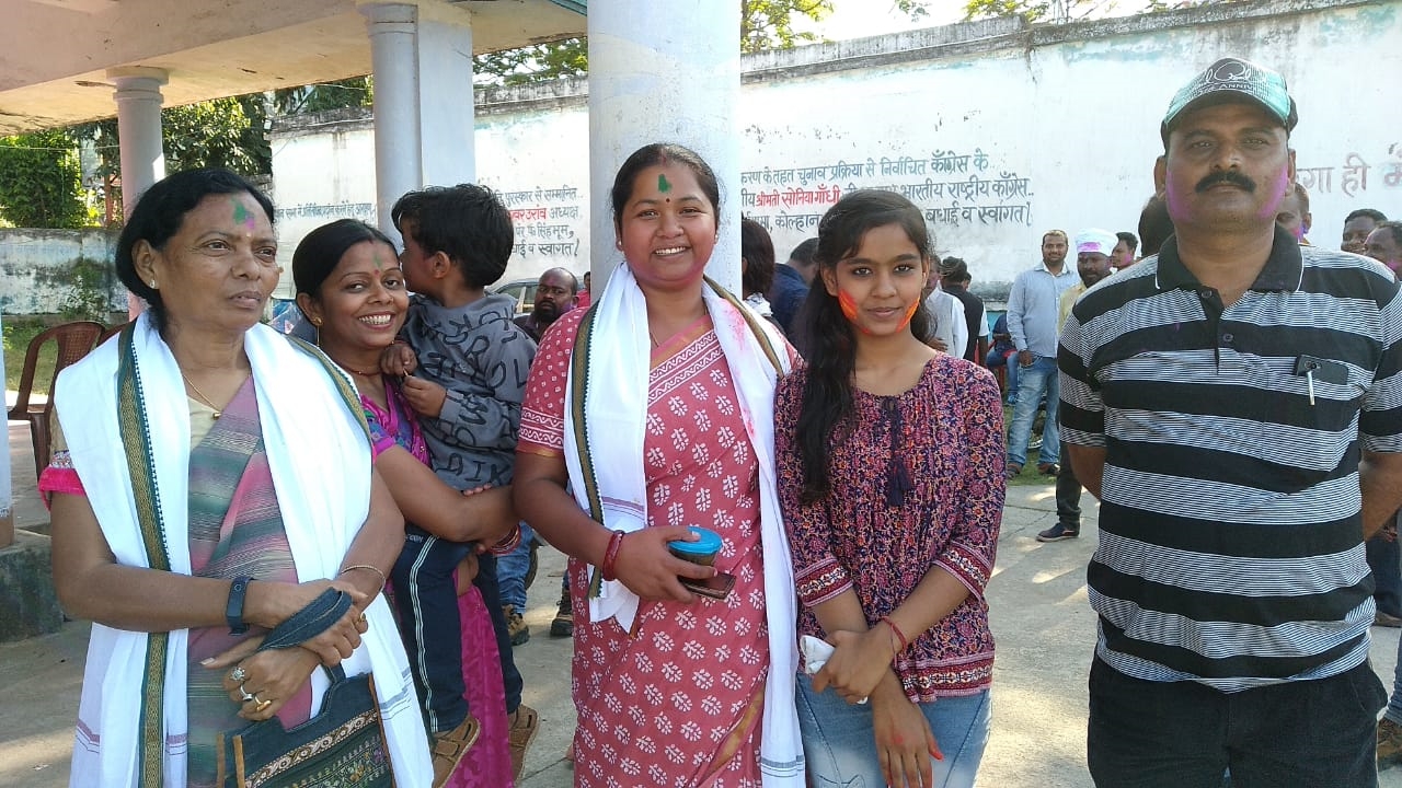 Holi Milan celebrations organized by Mahagathbandhan at Congress Bhawan in Chaibasa