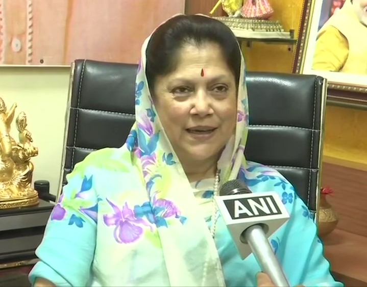 BJP leader Yashodhara Raje Scindi welcomes Jyotiradity to the party