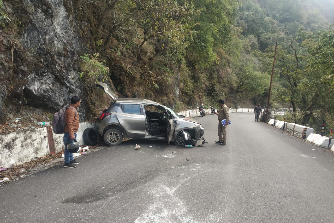 कोल्हू खेत के पास अनियंत्रित हुई कार.