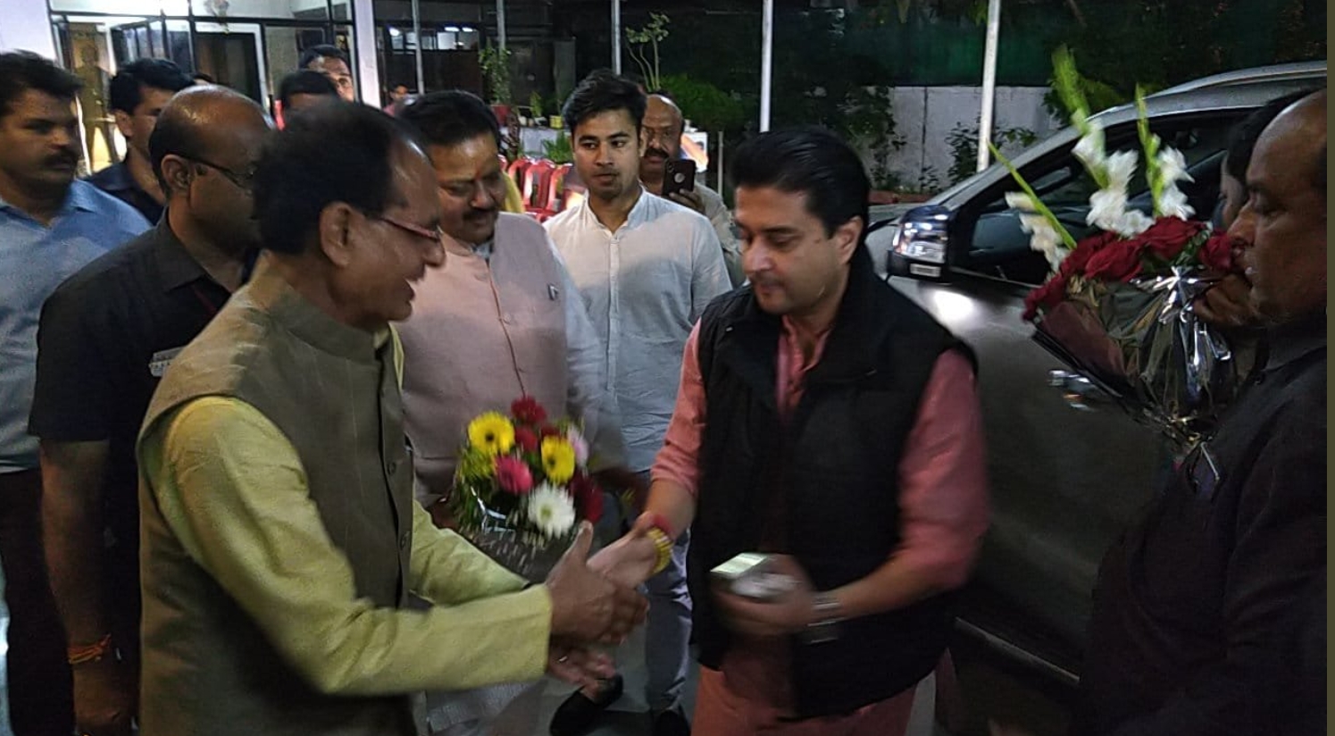 Jyotiraditya Scindia arrives at Shivraj Singh Chouhan's residence