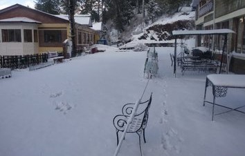 Several roads including NH-5 blocked after fresh snowfall in Himachal