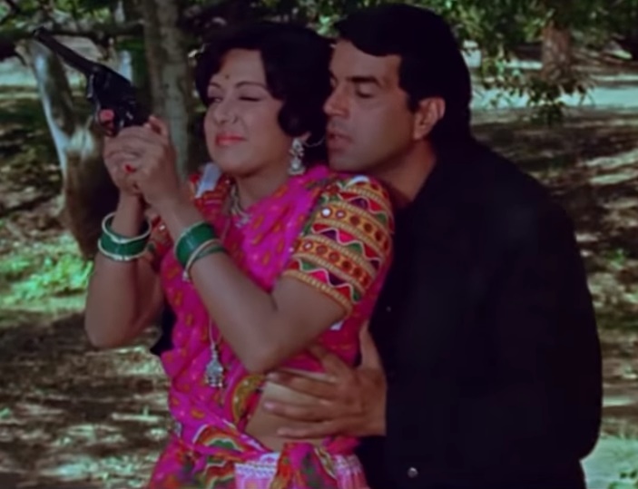 Dharmendra Use A Special Trick to Hug Hema Malini on the set of Sholay