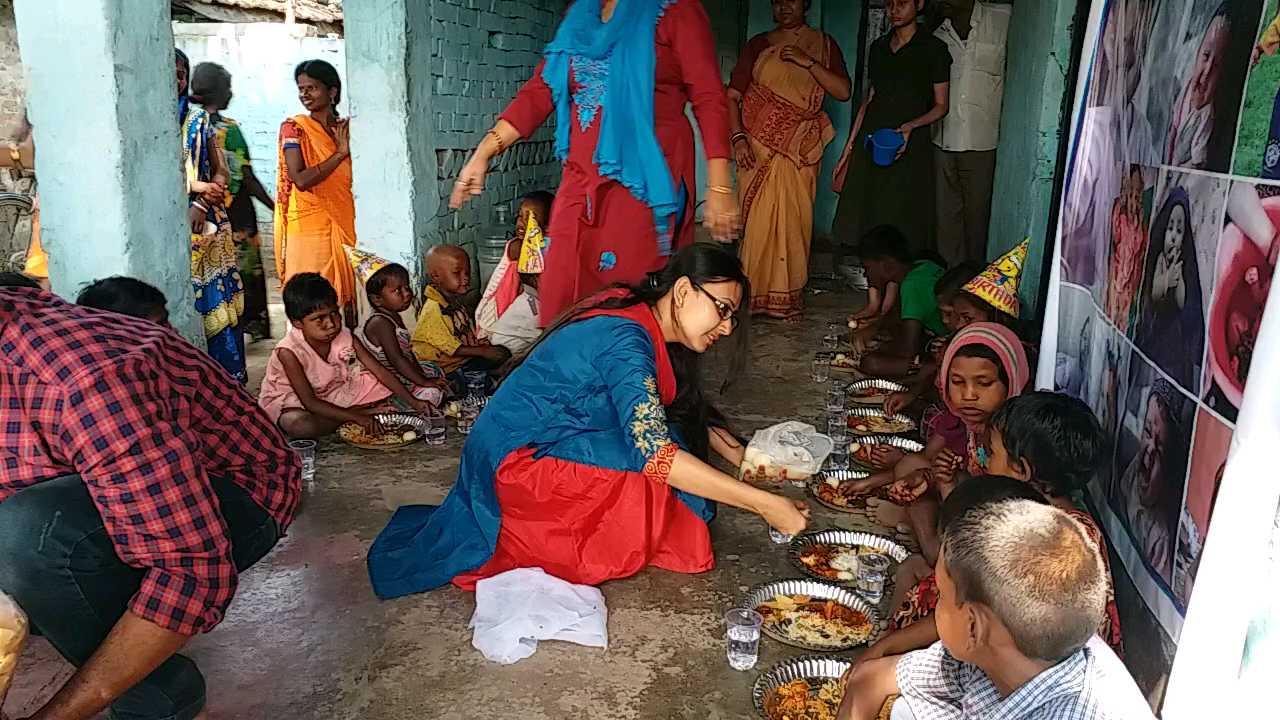 On the birthday of Shoukin, the children of Chandannagar brickfield smile in their eyes