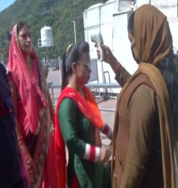 Devotees at Vaishno Devi are being checked with thermometer guns