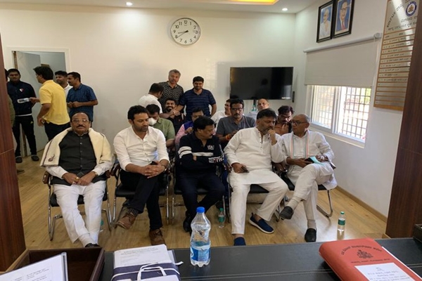 Digvijaya Singh, DK Shivakumar, Sajjan Singh Verma and Kantilal Bhuria at Amruthahalli Police Station