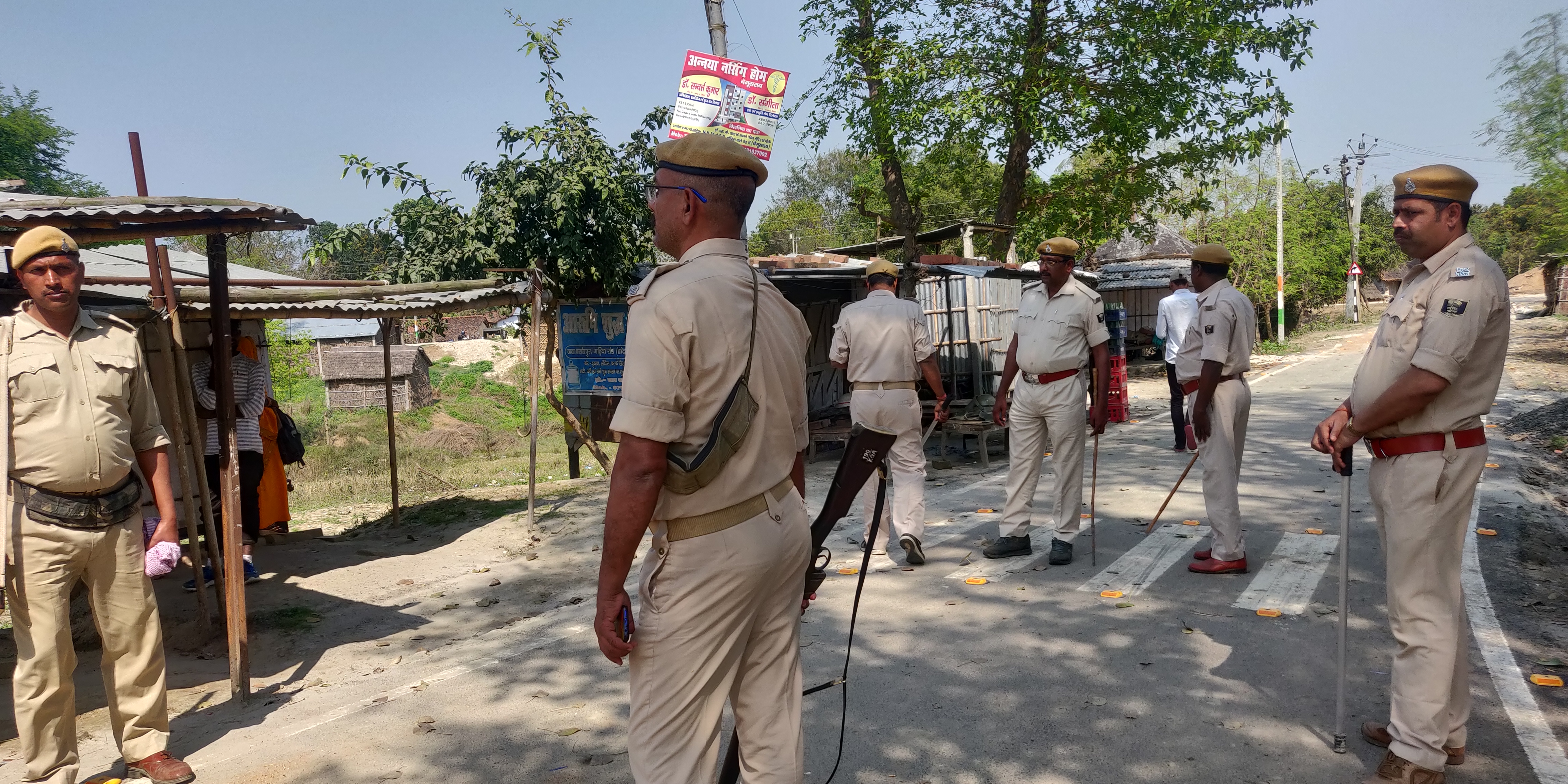 गांव में तैनात की गई पुलिस