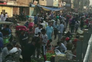 Large crowd at vegetable markets despite lockdown in Kanpur