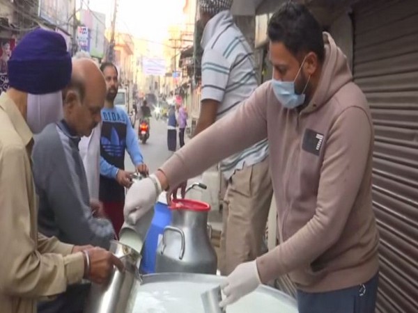 People queue up for milk in Amritsar, say they support COVID-19 lockdown