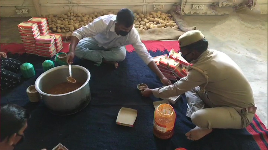 Police personnel deployed at Civil Lines Police Station prepared food for the needy & distributed among them amid lockdown, in the wake of #Coronavirus outbreak.