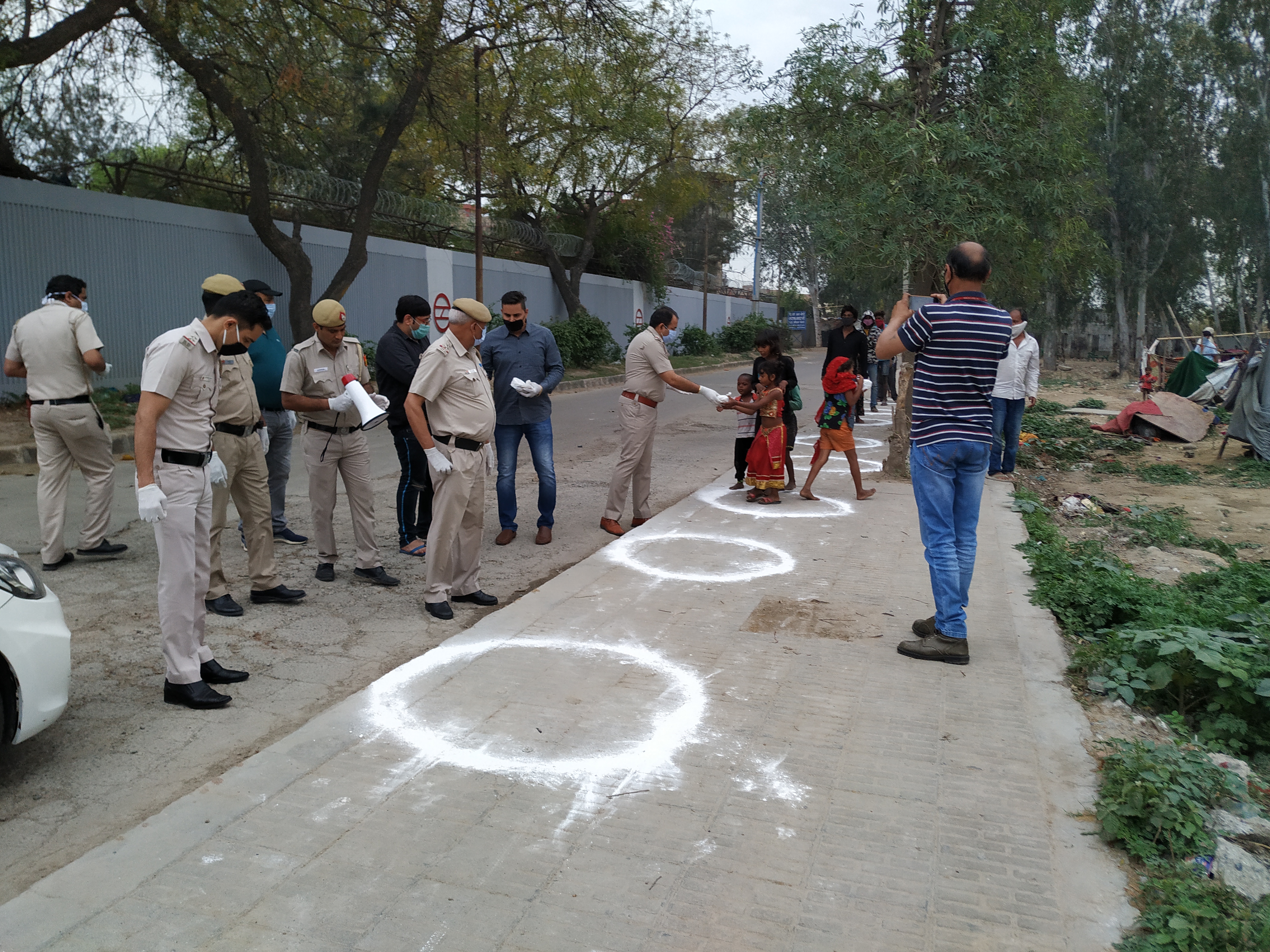 Food being distributed to the residents of the basti