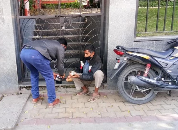 Kirankant feeding the hungry man