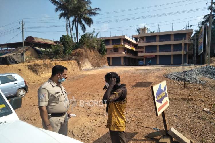 Police staff help the beggar in Nelyadi