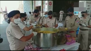 RPF personnel distribute food to needy in Patna