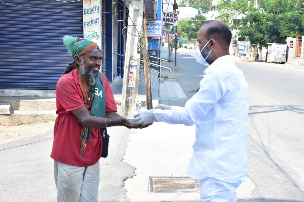 bjp state president bandi sanjay help to poor people in karimnagar