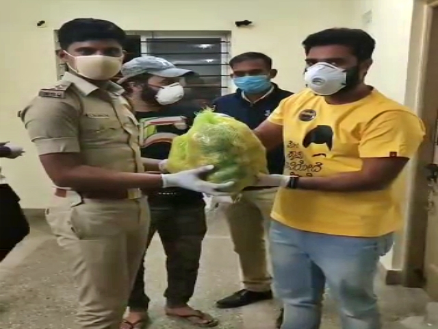 Big Boss Winner Shine Shetty distributes groceries to city police