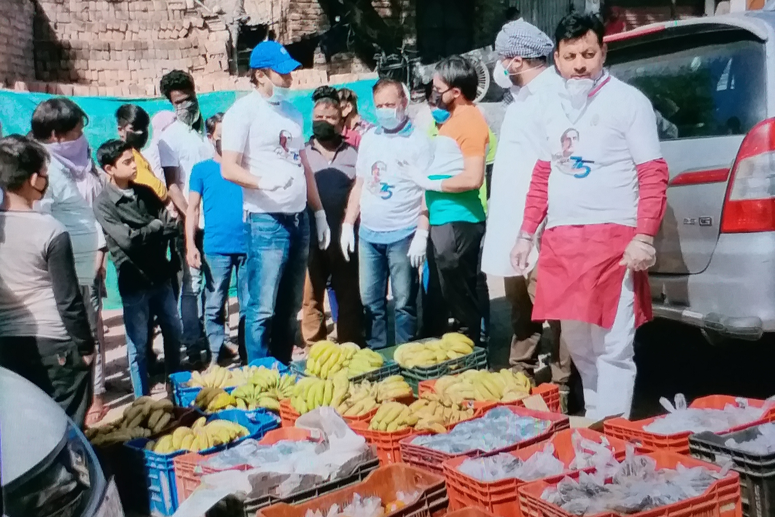 Youth Congress helps stranded workers, provides food, medicines & water in various states