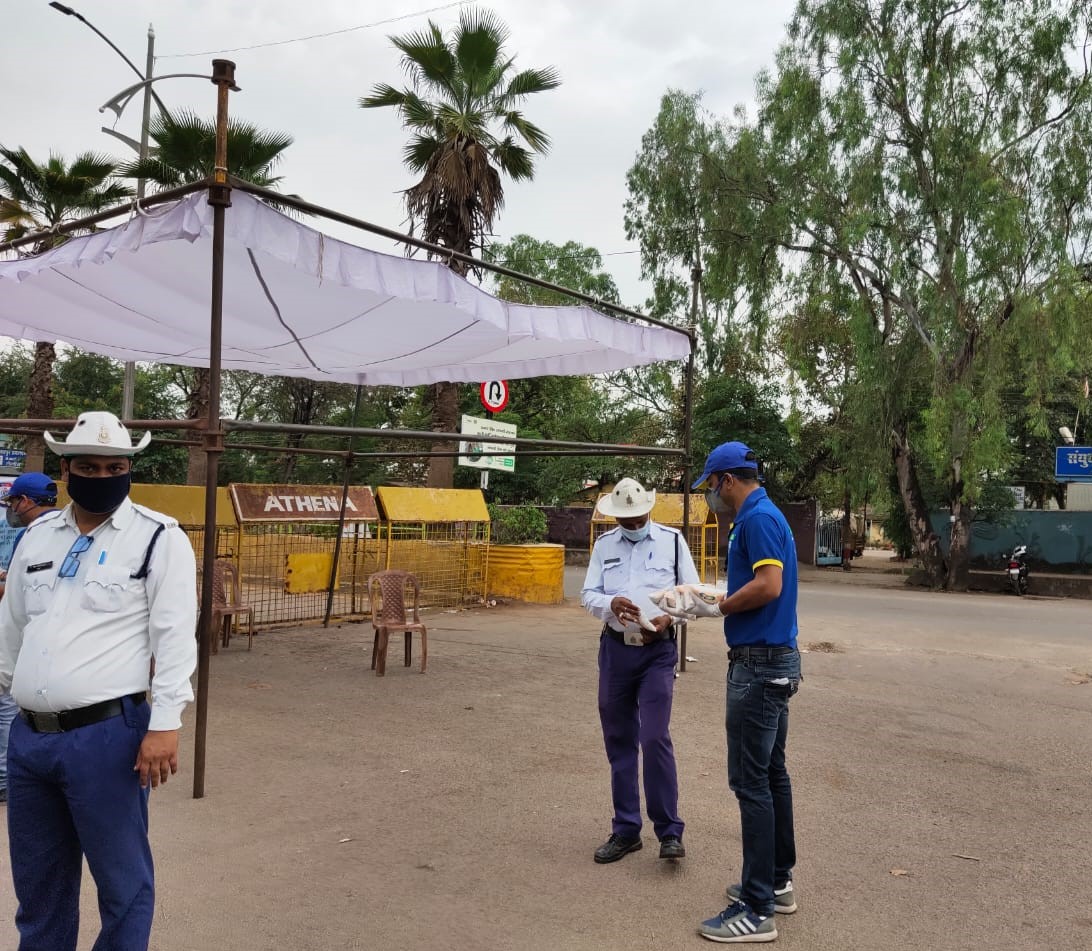 policemen-posted-in-chowk-squares-are-giving-advice-to-people-wandering-on-the-streets-in-raipur