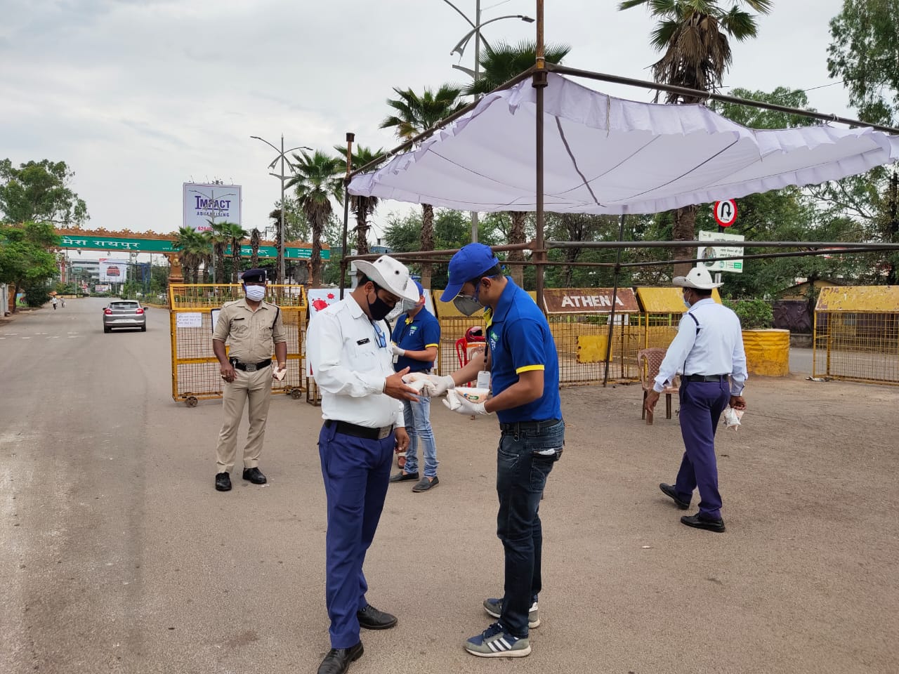 policemen-posted-in-chowk-squares-are-giving-advice-to-people-wandering-on-the-streets-in-raipur