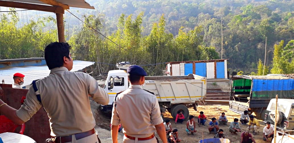 ASSAM DIMA HASAO POLICE RECOVER 35 WORKERS FROM LANKU VILLAGE , ETV BHARAT NEWS