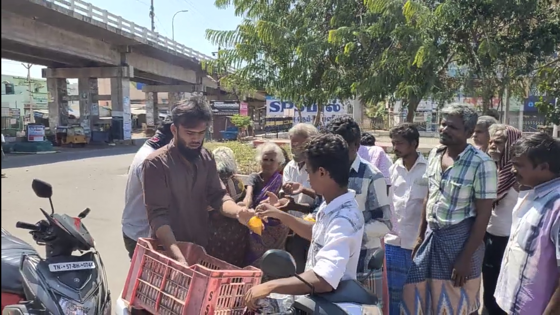 உணவு தரும் இளைஞர்கள்