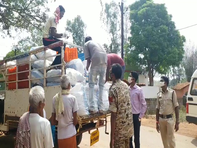 police distributes vegetables to villagers in jagdalpur