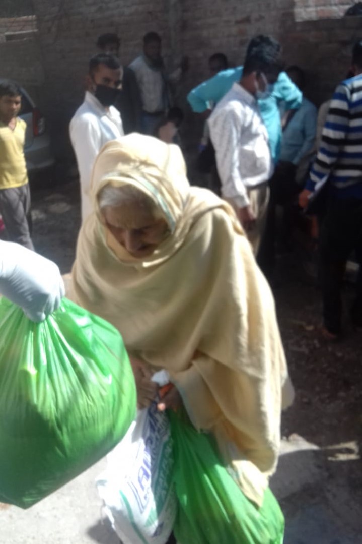 ration given to one thousand laborers of chhattisgarh stranded in jammu and kashmir