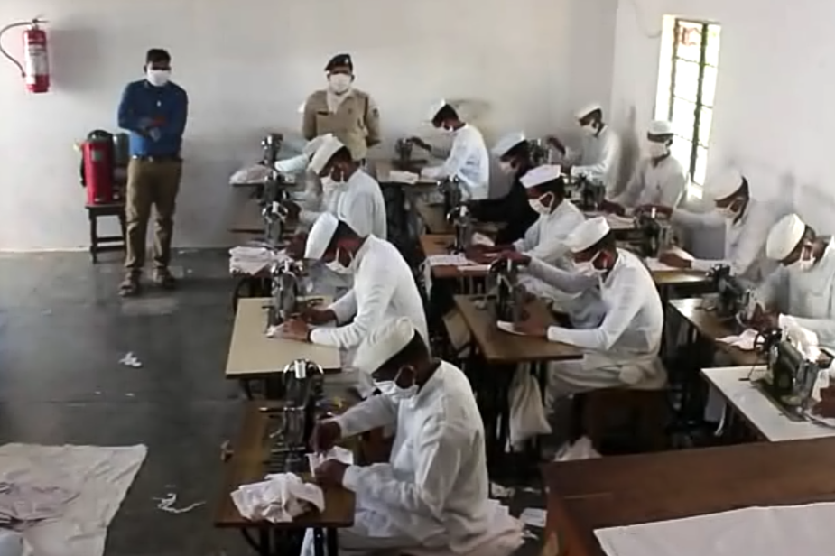 Inmates of the Central Jail Sagar are preparing masks to rescue from Corona