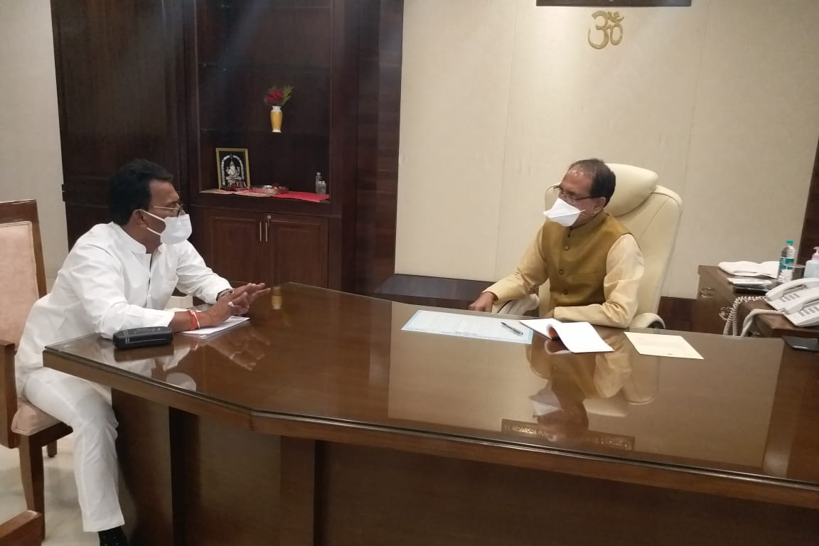 Former Health Minister Tulsiram Silavat met CM Shivraj Singh Chauhan in the ministry