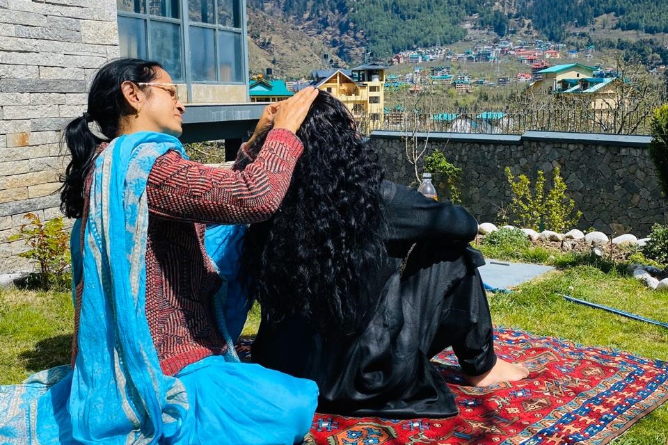 Kangana Ranaut oiling her hair