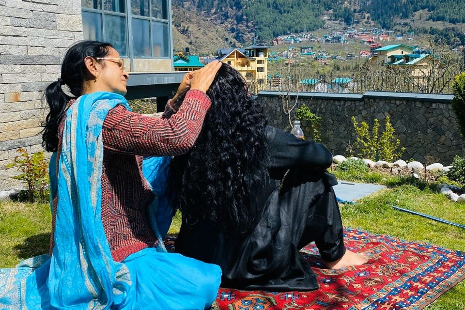 Kangana Ranaut oiling her hair from her mother in the house